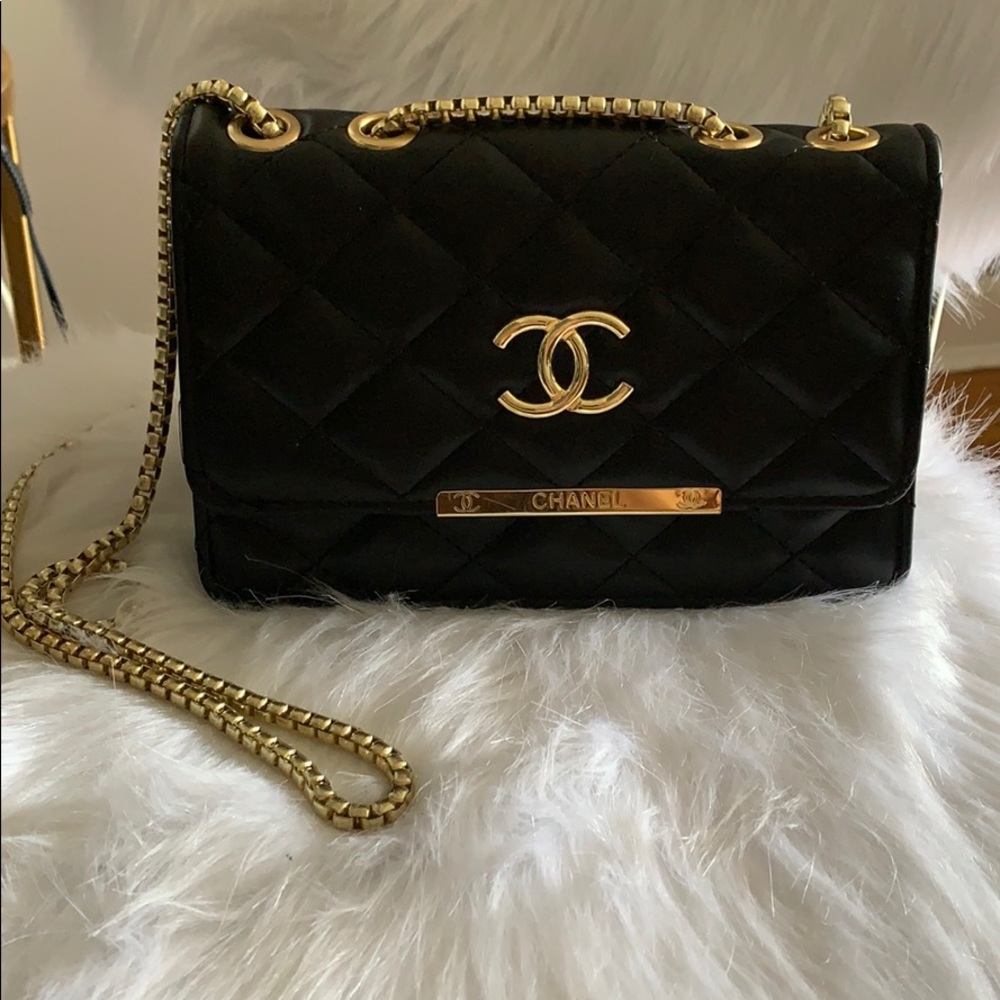 Chain crossbody